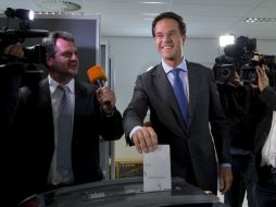 El líder del partido liberal de derecha, Mark Rutte, emite su voto en las elecciones de Holanda. AP  /