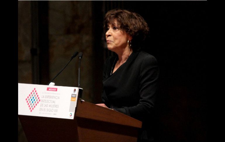 La escritora recibió el Premio Rosario Castellanos a la Trayectoria, en 2012. ARCHIVO  /