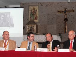 Venancio Ordoño (c) presentando su obra en la capilla del Templo de San Javier de las Colinas.  /