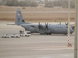 Un avión de la Fuerza Aérea de EU en el aeropuerto de Trípoli. Los barcos se sumarán a los marines que se desplegarán en Libia. AFP  /