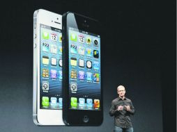 Tim Cook muestra el nuevo dispositivo.- La empresa tecnológica se anotó un avance de 1.39 % en el Nasdaq. AP  /