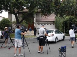 Reporteros aguardan frente la casa de quien sería el responsable por el filme antimusulmán. AFP  /