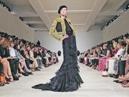 Creación. El modisto estadounidense celebra 80 desfiles en su trayectoria con una colección plagada de detalles flamencos.  /