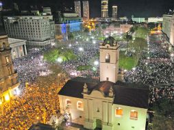 Abarrotada. Miles de personas reunidas en la Plaza de Mayo, en Buenos Aires, responden a la convocatoria. AP  /
