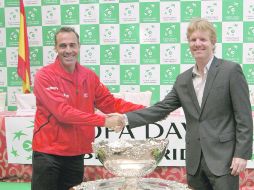 Los capitanes. Alex Corretja (izq.) y Jim Courier se saludan tras el sorteo de partidos.EFE  /