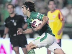Nou Camp. Matías Britos, corre con el balón, durante el juego de la jornada anterior del León en casa, ante Monarcas.MEXSPORT  /