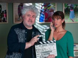 La última claqueta de rodaje de Los amantes pasajeros; aparecen Pedro Almodóvar y Blanca Suárez. (Twitter @ElBarco_Club). ESPECIAL  /