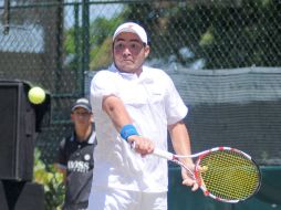 Daniel Garza devuelve un servicio durante el partido, México está punto de perder ante República Dominicana. XINHUA  /
