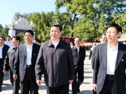 El vicepresidente de China, Xi Jinping (C-frente), participa en una actividad en la Universidad Agrícola en Beijing. XINHUA  /
