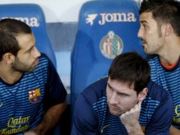 Además de Messi (centro), también están en banca los delanteros David Villa (der) y Javier Mascherano (izq). EFE  /