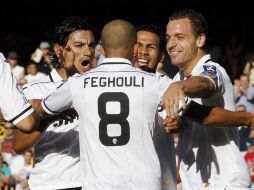 Los jugadores del Valencia celebran una de sus anotaciones frente al Celta, en el partido que Guardado sólo vio desde la banca. REUTERS  /