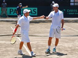 Santiago González y Daniel Garza dieron el punto de dobles a México. XINHUA  /