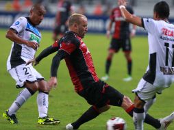 La lluvia de esta noche complicó la segunda parte del partido.  /