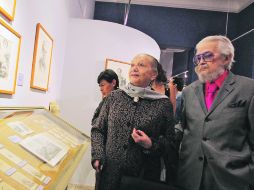 CELEBRACIÓN. Fernando del Paso recorre la sala de exposición en Casa Vallarta en compañía de Socorro.  /