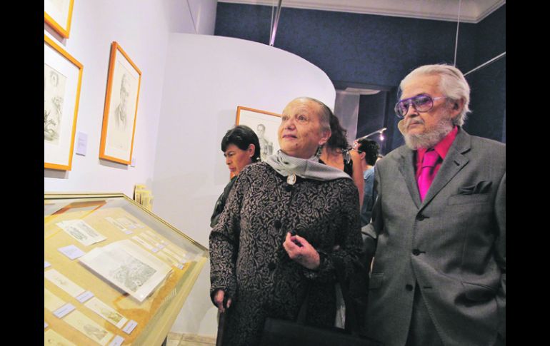CELEBRACIÓN. Fernando del Paso recorre la sala de exposición en Casa Vallarta en compañía de Socorro.  /