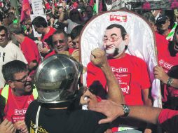 Algunos manifestantes llevaban carteles que decían ''Adelante! Están arruinando al país y tenemos que detenerlos''. AP  /