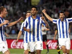 Carlos Vela festeja con sus compañeros el gol que le dio la victoria a la Real Sociedad. EFE  /