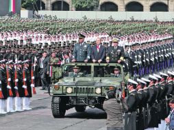 Felipe Calderón y sus secretarios de Defensa y Marina fueron transportados entre los elementos que participaron en el desfile. NTX  /