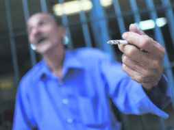 El cigarro en la mano. Los choferes del transporte público tienen prohibido fumar a bordo de los vehículos... y también los pasajeros.  /