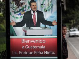 Anuncios en las calles de la capital guatemalteca dan la bienvenido al Presidente electo de México. XINHUA  /