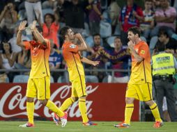 Villa (c) y Messi (d) celebran su victoria en el partido pasado de la Liga española. ARCHIVO  /