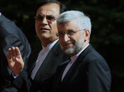 El Jefe negociador nuclear iraní, Said Jalili, a la derecha, saluda a su llegada a una reunión con el primer ministro turco. AP  /