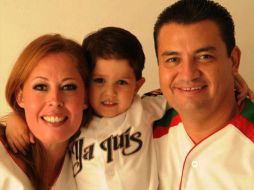 El ex diputado con su hijo y esposa, uno de los seis testigos. NTX  /