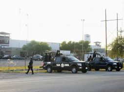 Los policías recorren el exterior del penal de Piedras Negras, Coahuila.  /