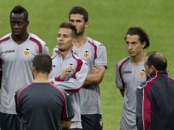 Pellegrino considera que Guardado (d) puede causar problemas a Lahm. AP  /