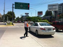 Alrededor de la arteria vial se encuentra un autolavado, una imprenta, tiendas y farmacias.  /