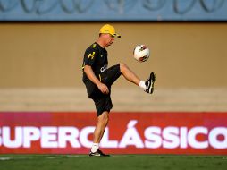 Mano Menezes patea el balón durante la práctica de la selección de Brasil. AFP  /