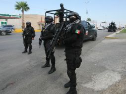 Policías en un punto de revisión en Piedras Negras. AP  /