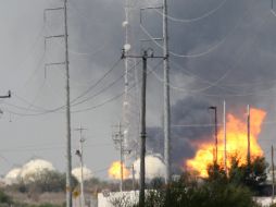 Vista general de una columna de humo durante la explosión en la refinería. ARCHIVO  /