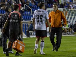 El líder rojinegro abandonó el partido al minuto 30 al sentir una molestia en el gemelo de la pantorrilla izquierda. NOTIMEX  /