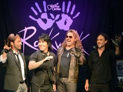 Integrantes de Maná plasmaron sus manos en cemento fresco en el Guitar Center de Hollywood. AFP  /