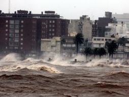 Un barrio recibe la arremetida de un temporal en Montevideo, Uruguay. EFE  /