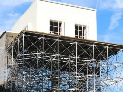 Vista de un salón confortablemente amueblado y suspendido a veinte metros de altura, que dará la bienvenida. EFE  /