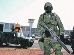 Al pendiente. Militares resguardan las inmediaciones del Centro de Reinserción Social.  /