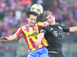 El tapatío Andrés Guardado (izquierda) disputa un balón por aire con el mediocampista del Bayern, Toni Kroos. AP  /