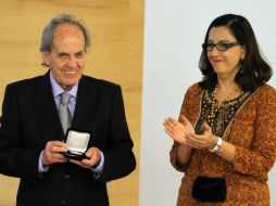 La titular del INBA, Teresa Vicencio, entrega la Medalla Bellas Artes al arquitecto Teodoro González de León. NTX  /