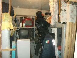 Personal de seguridad revisa el interior del penal de Coahuila. REUTERS  /