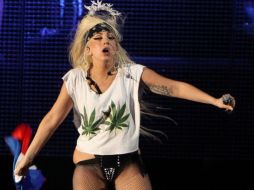 Con los atuendos que lució en su presentación en Amsterdam, la normalmente esbelta Gaga exhibió un notable aumento de peso. ESPECIAL  /