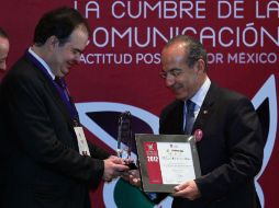 Calderón recibió un reconocimiento en la Cumbre de la Comunicación 20-12. NTX  /