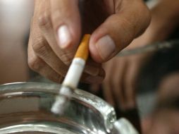 Aunque la tendencia a empezar y dejar de fumar es diferente, la cantidad de tabaco consumido se mantiene similar. ARCHIVO  /