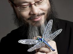 Entre las creaciones del diseñador se encuentran joyas que forman libélulas, cigaras y demás insectos. EFE  /
