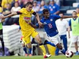 Aguilar trata de evitar una llegada de Maranhao en el partido. MEXSPORT  /