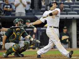 Ibáñez (der) conecta el cuadrangular que empató el partido a nueve carreras. AP  /