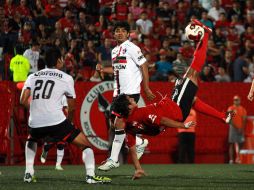 Moreno conecta de 'chilena' el balón durante el partido ante el Atlas. MEXSPORT  /