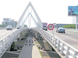 Puente atirantado. Construido sobre la Calzada Lázaro Cárdenas, es una de las obras emblemáticas de la actual administración estatal.  /
