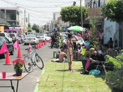 Activistas de unas 30 ONGs ''forraron'' con pasto los espacios que habitualmente se usan como estacionamiento.  /